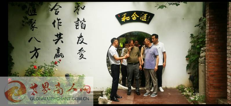 13殷刘兵会长,陪着帕利塔·科霍纳大使阁下及一众嘉宾参观了和合文化产业园._2.jpg